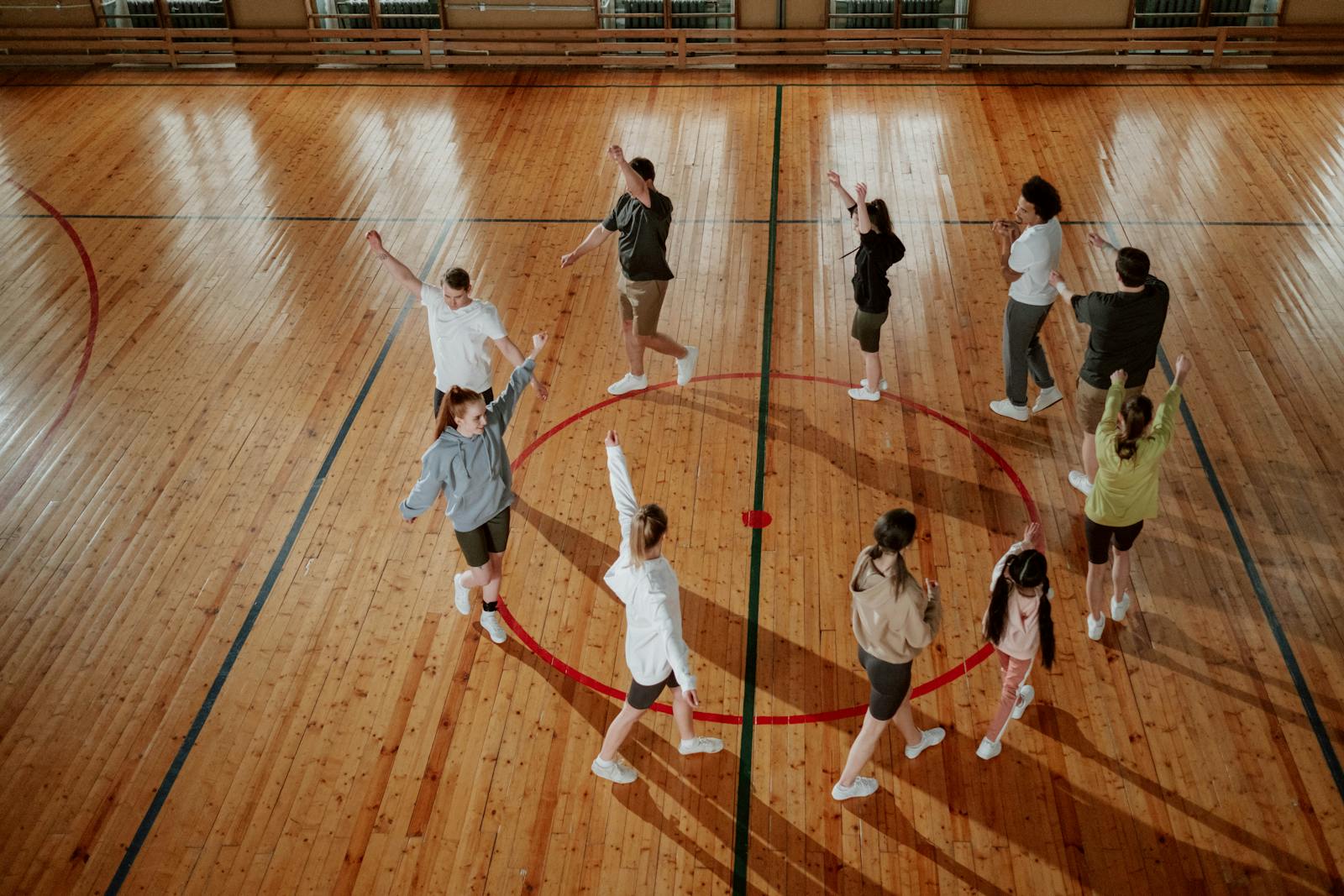 Groupe d'enfants dans qui marchent dans une salle de gymnastique ou salle de jeux d'école.